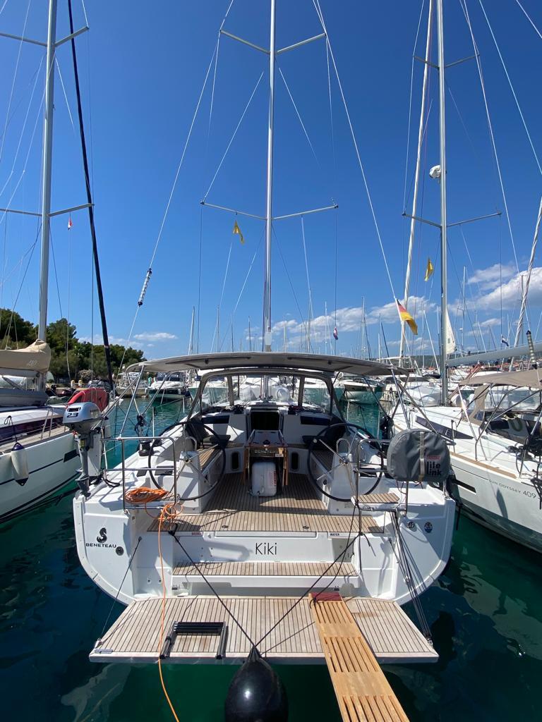 Sailing yacht 