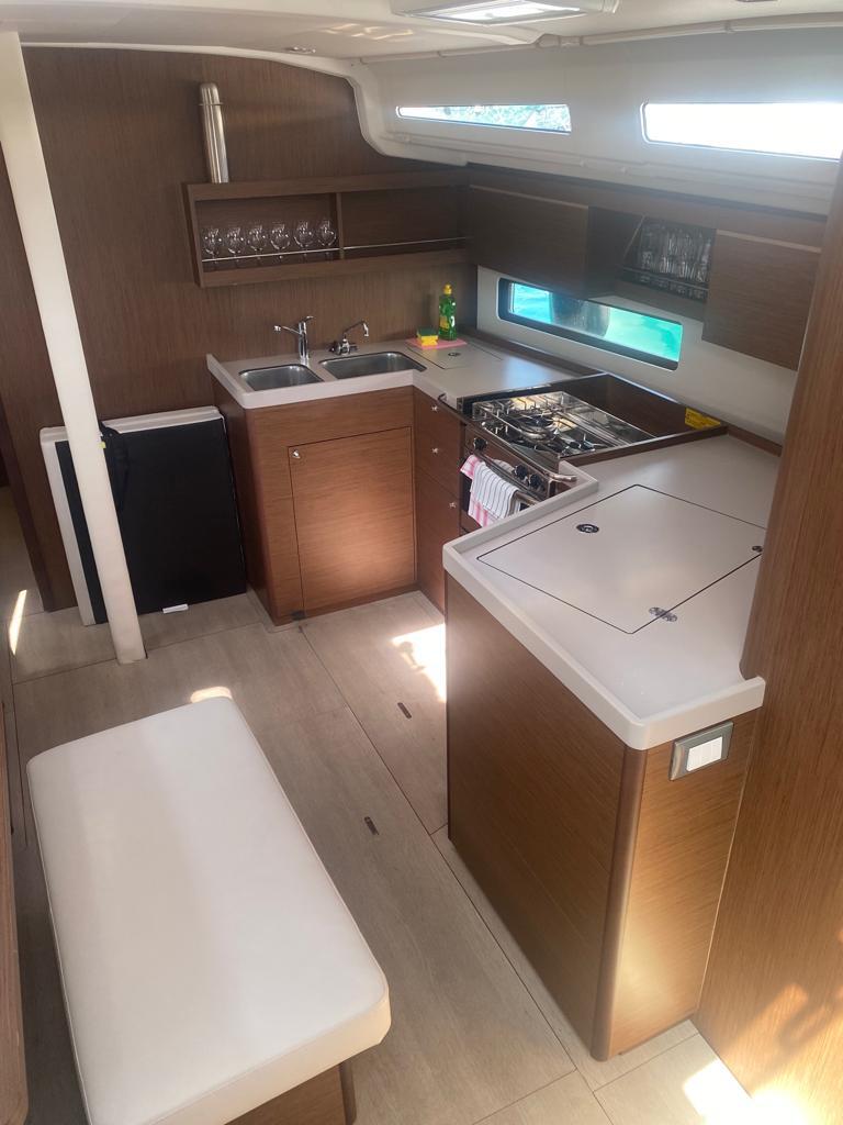 Sailing yacht 