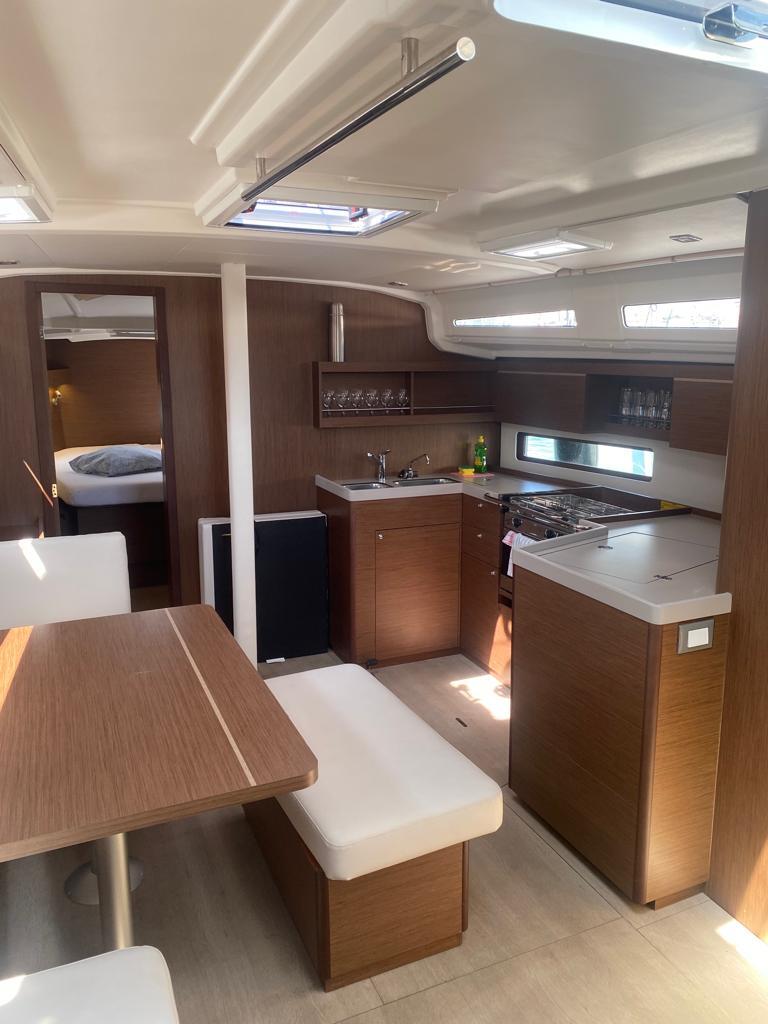 Sailing yacht 