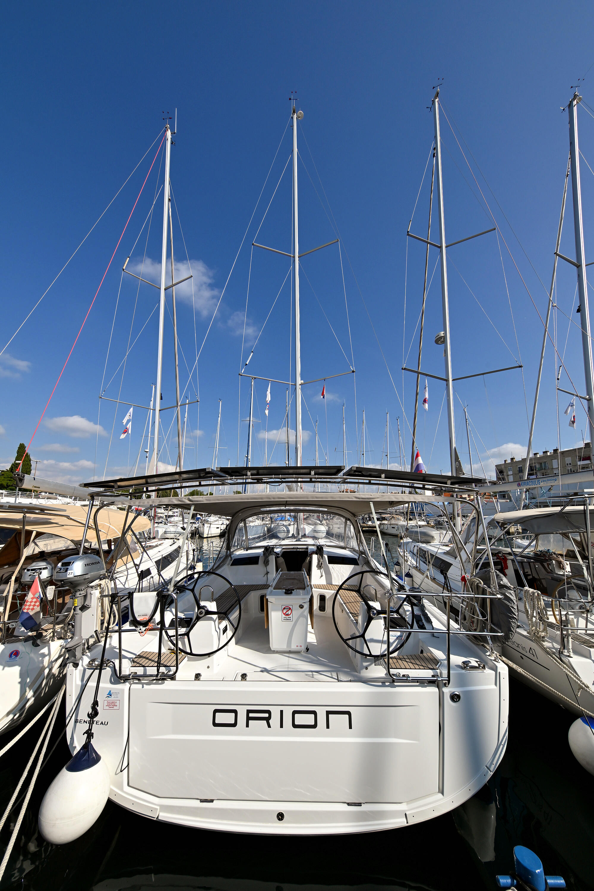 Sailing yacht 