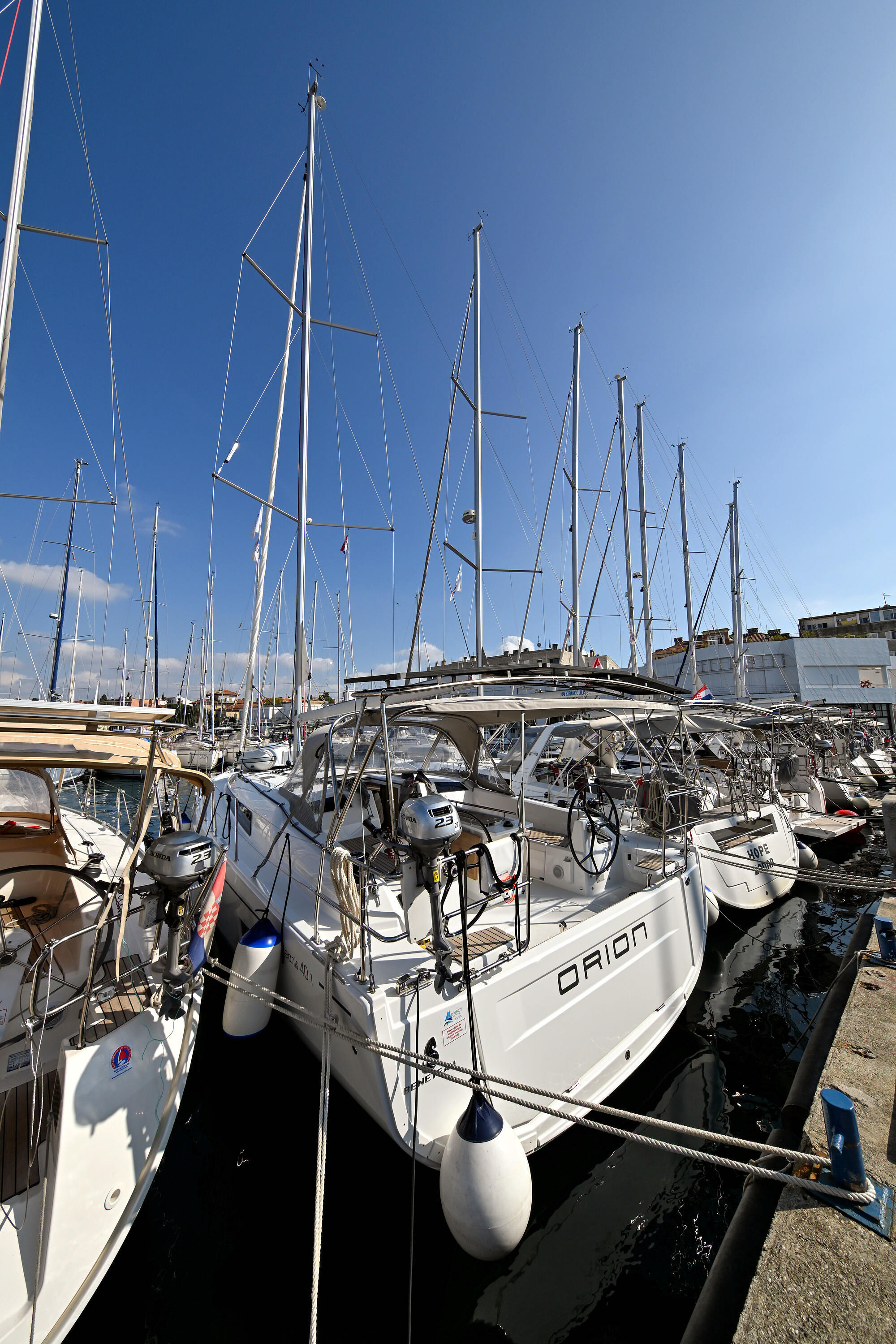 Sailing yacht 