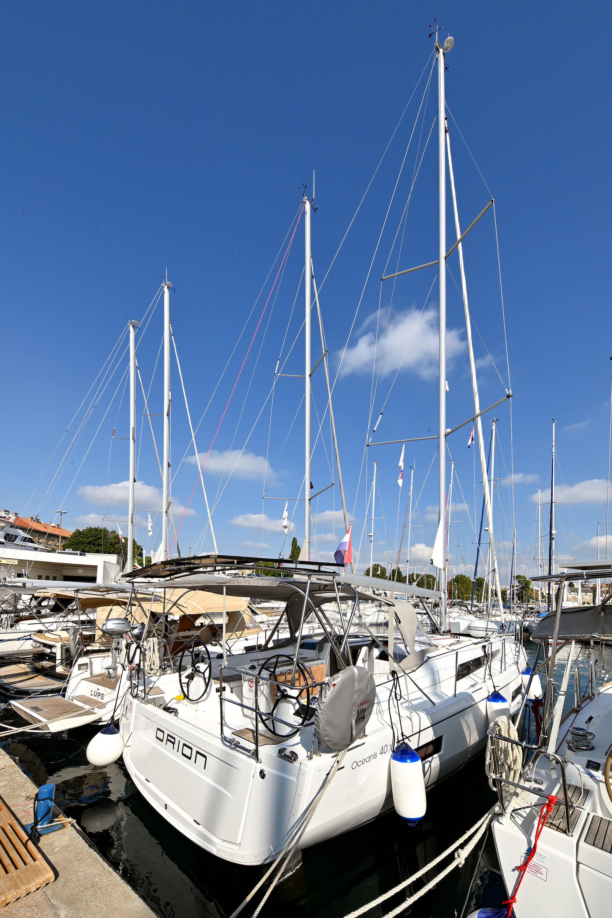 Sailing yacht 