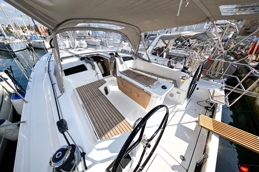 Sailing yacht 
