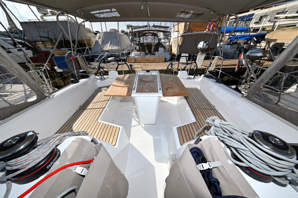 Sailing yacht 