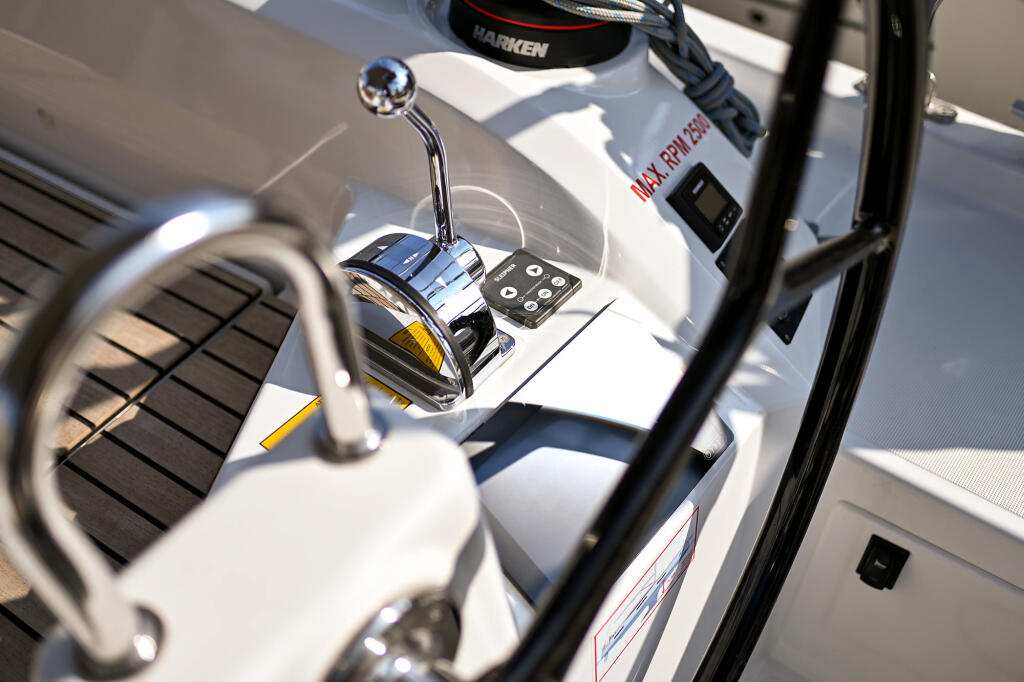 Sailing yacht 