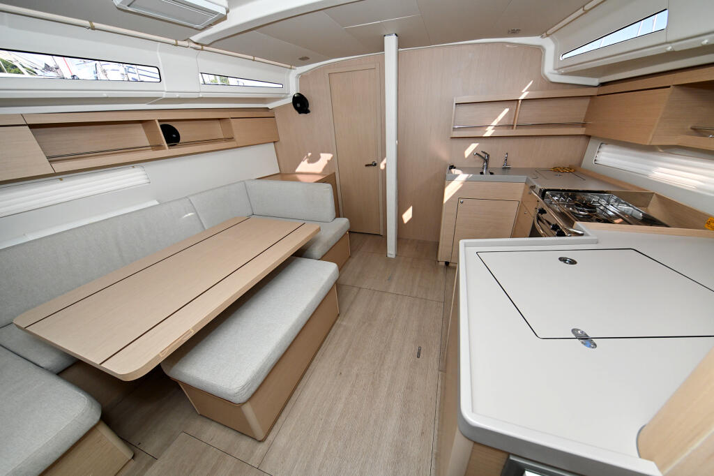 Sailing yacht 