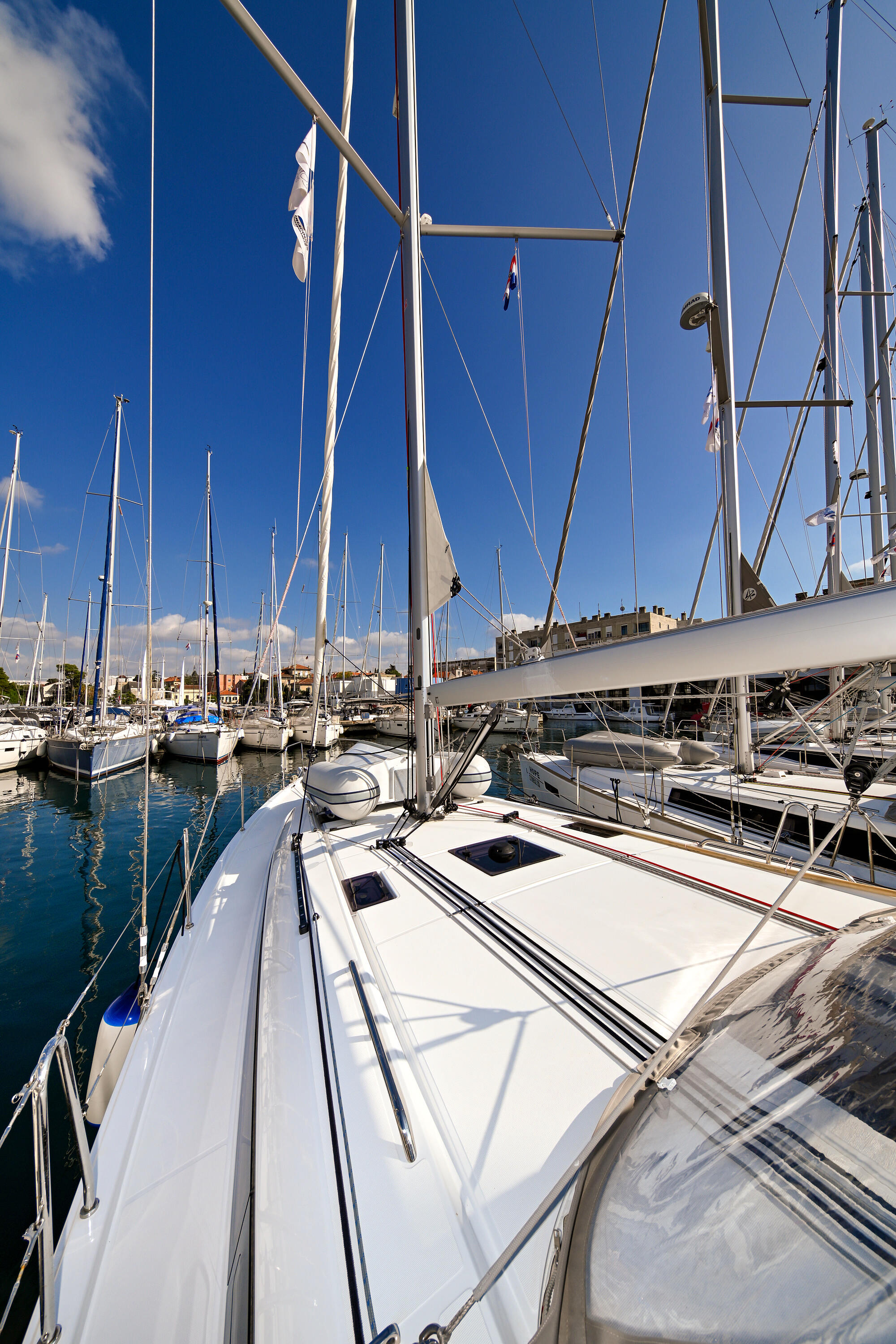 Sailing yacht 