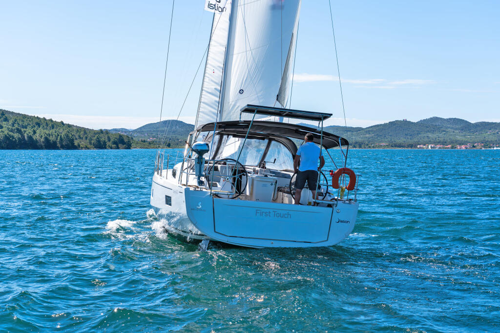 Sailing yacht 