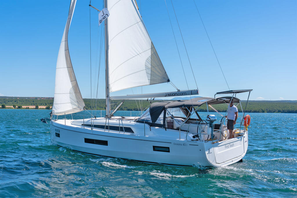 Sailing yacht 