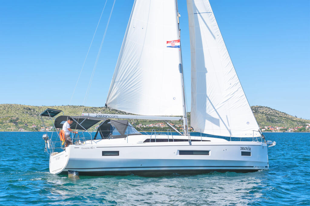 Sailing yacht 