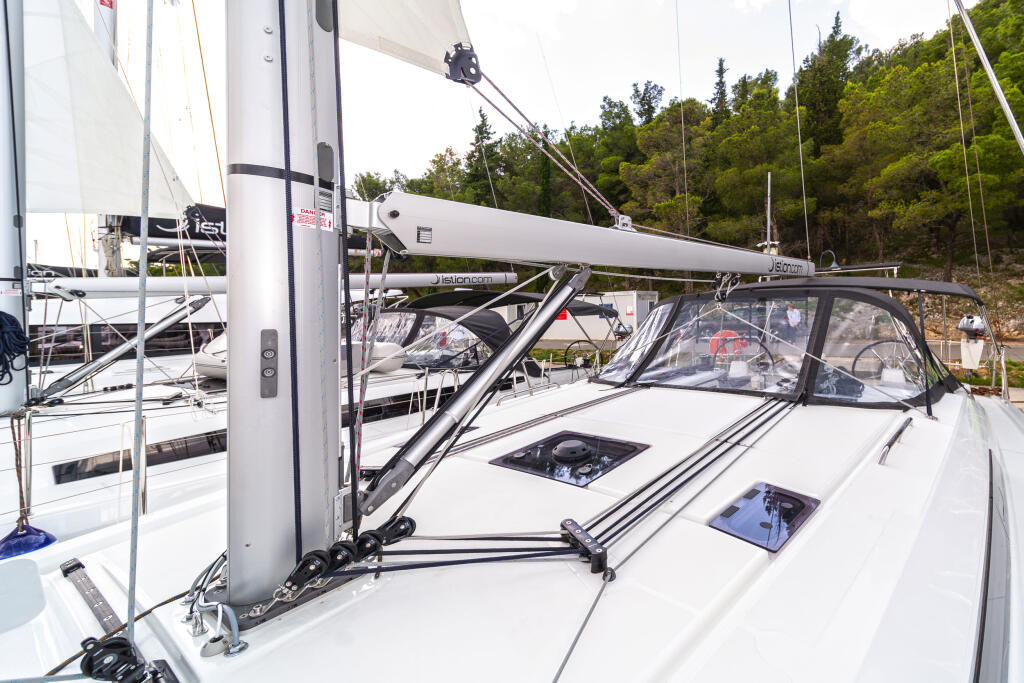 Sailing yacht 