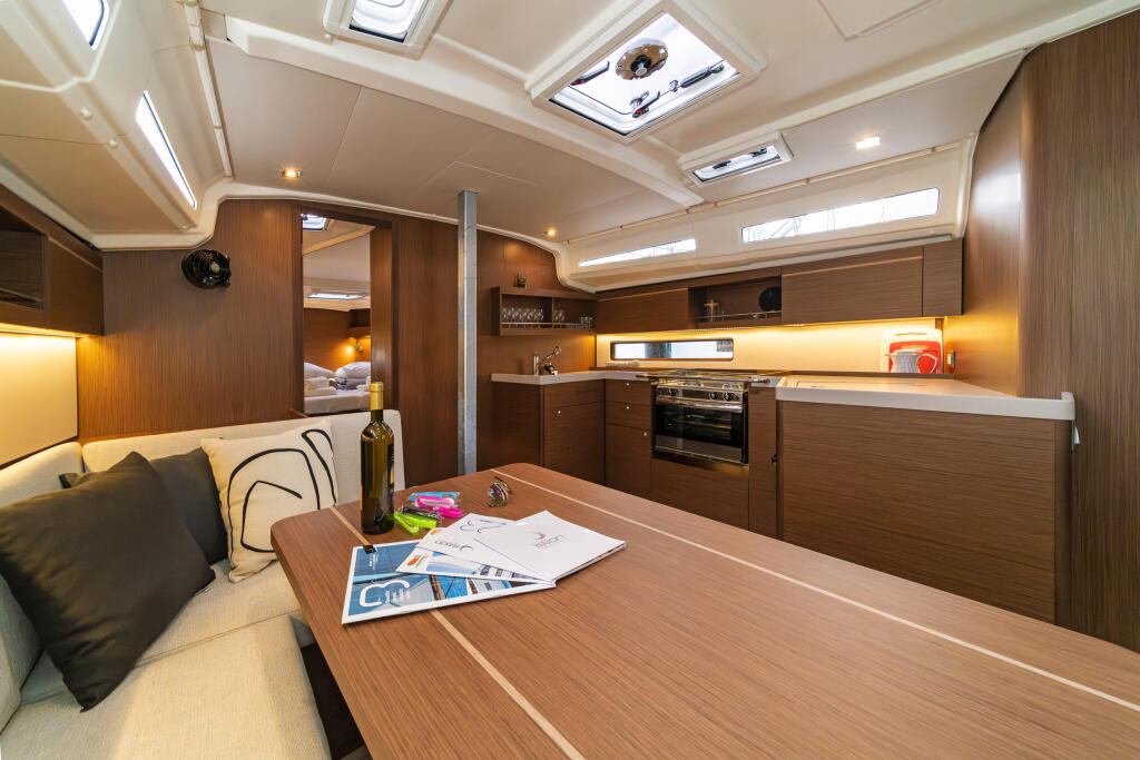 Sailing yacht 