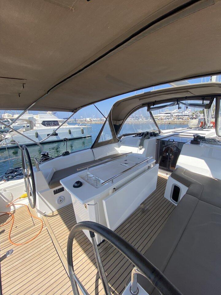 Sailing yacht 