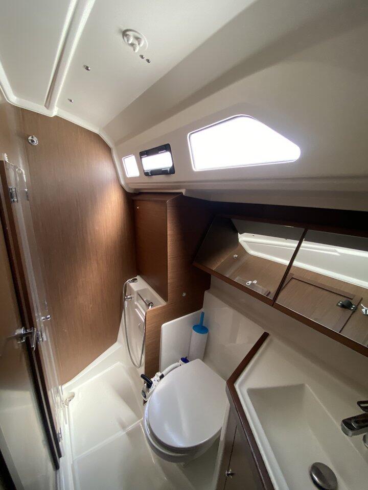 Sailing yacht 