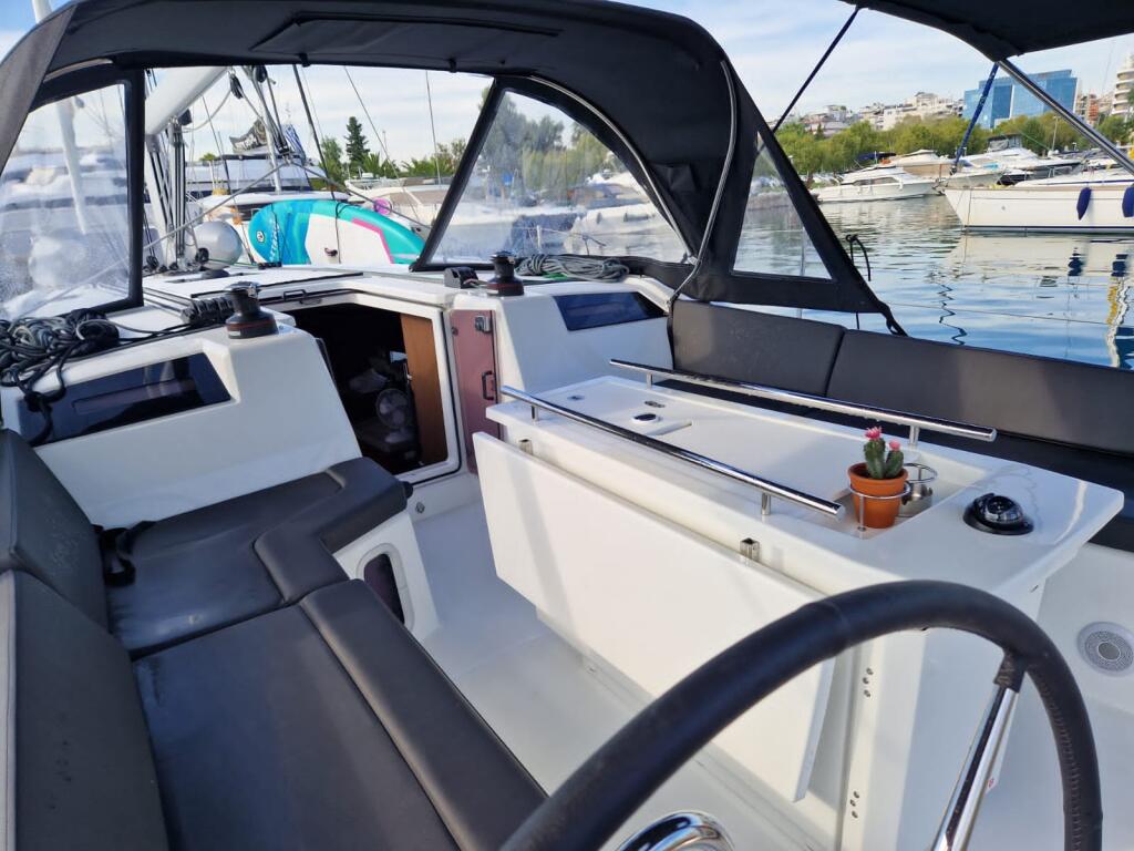 Sailing yacht 