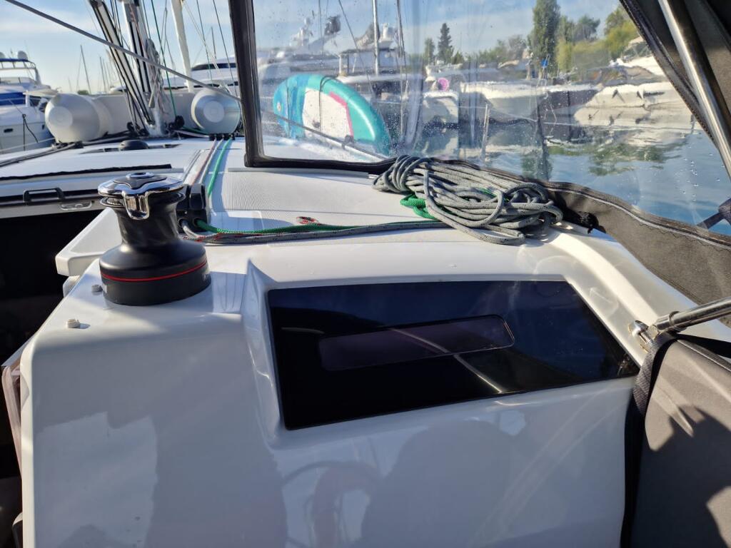 Sailing yacht 