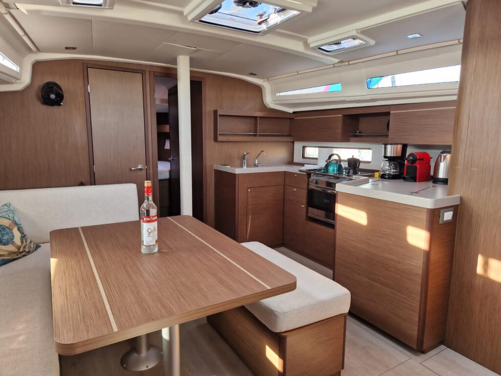 Sailing yacht 