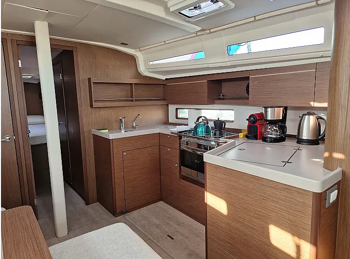 Sailing yacht 