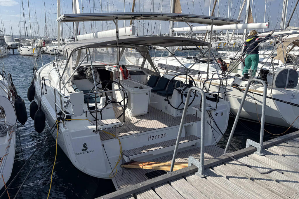 Sailing yacht 