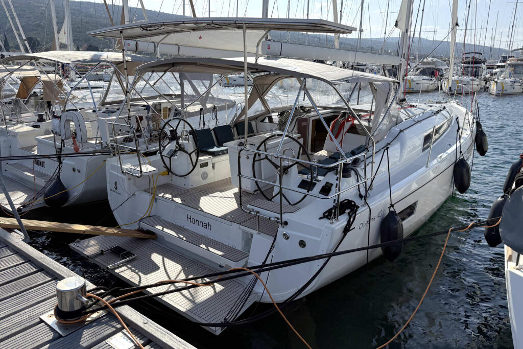 Sailing yacht 