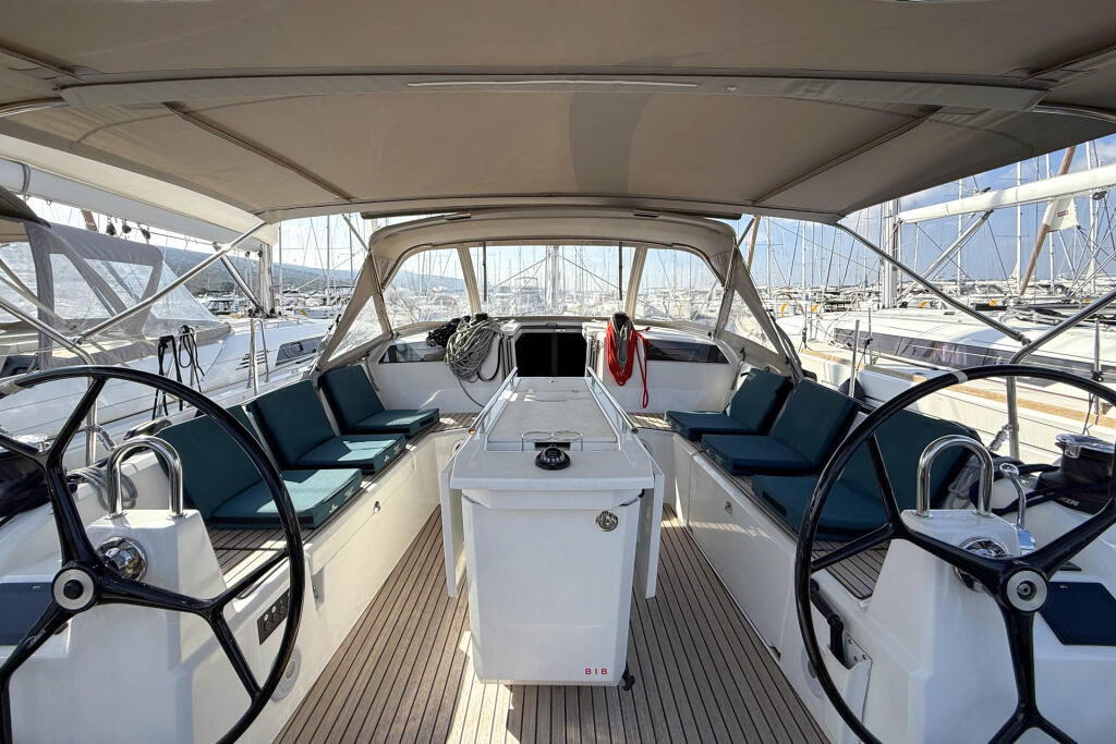 Sailing yacht 