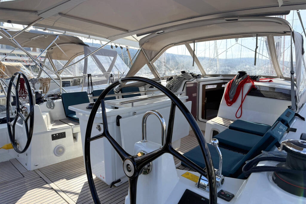 Sailing yacht 