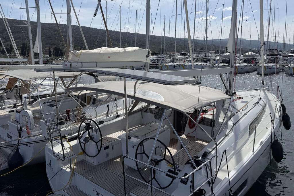Sailing yacht 