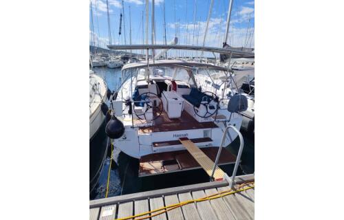 Sailing yacht 