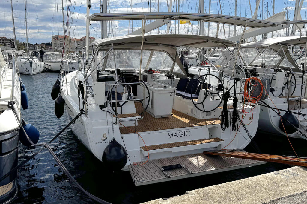 Sailing yacht 