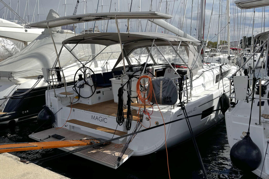 Sailing yacht 
