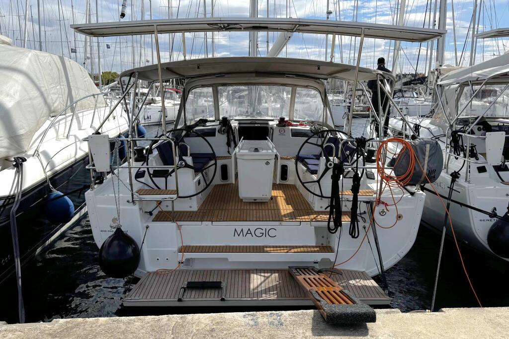 Sailing yacht 