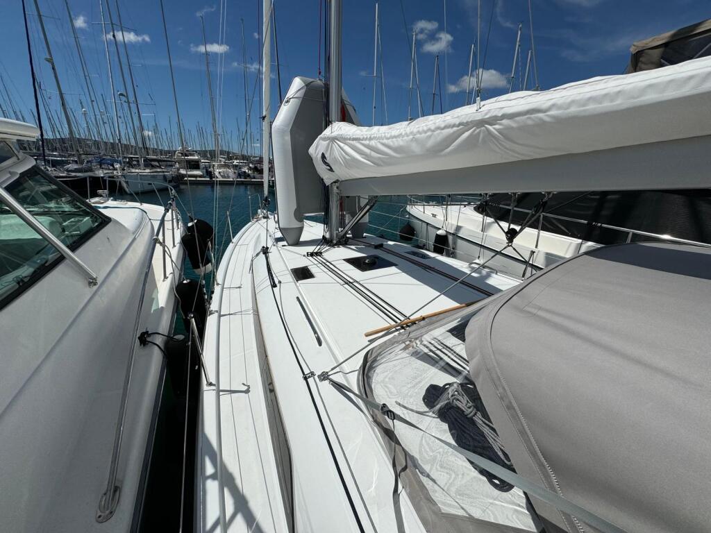 Sailing yacht 