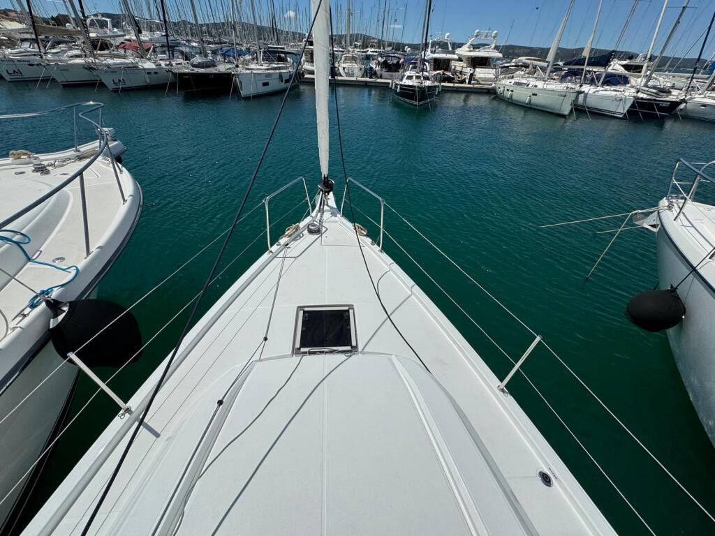 Sailing yacht 