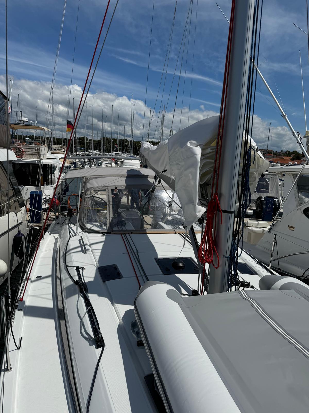Sailing yacht 
