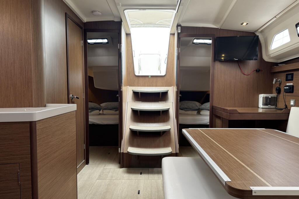 Sailing yacht 