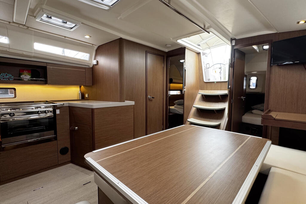 Sailing yacht 