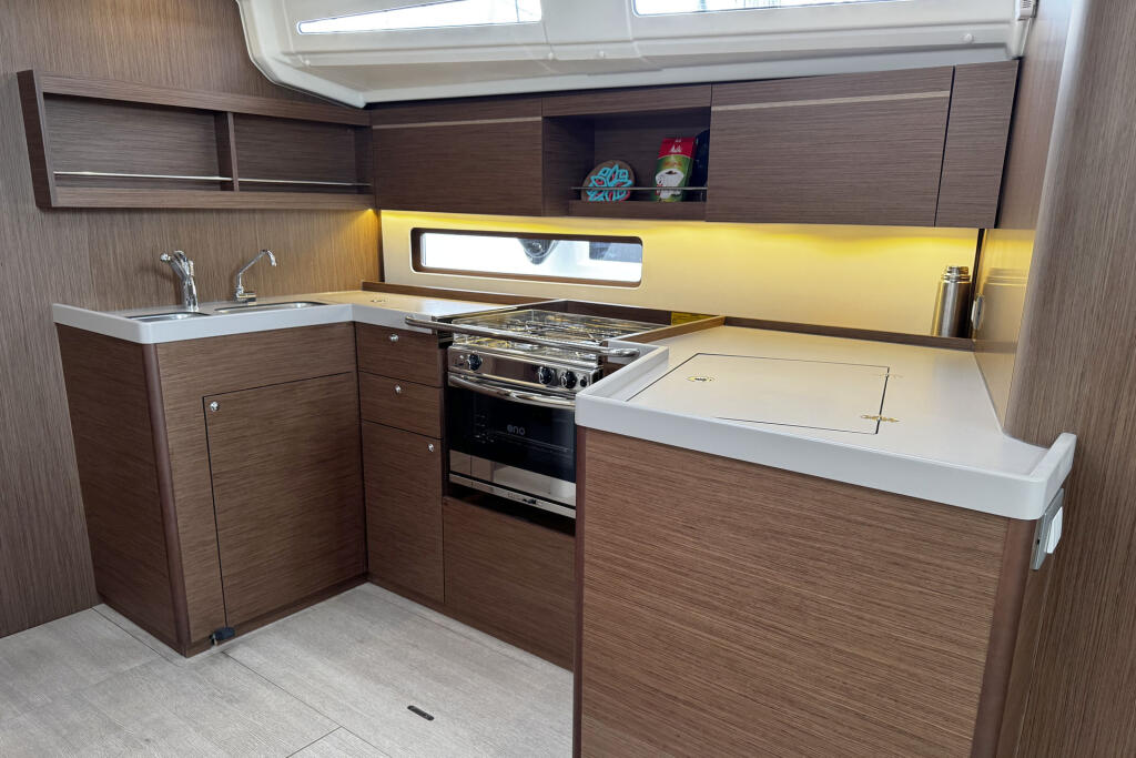 Sailing yacht 