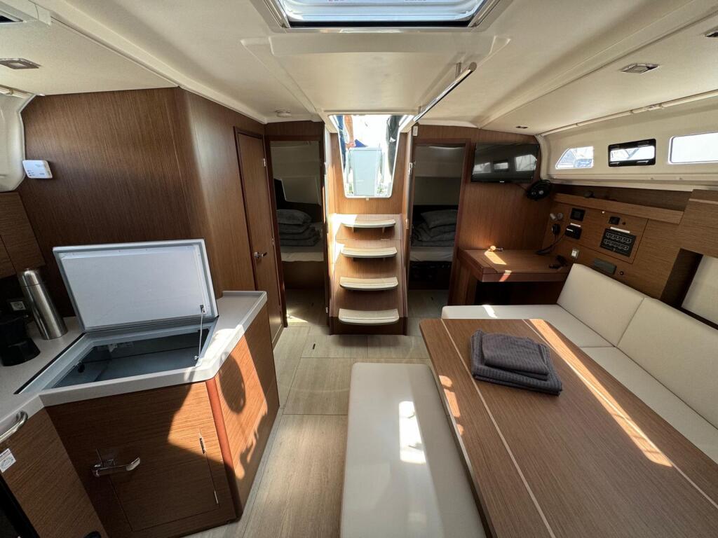 Sailing yacht 