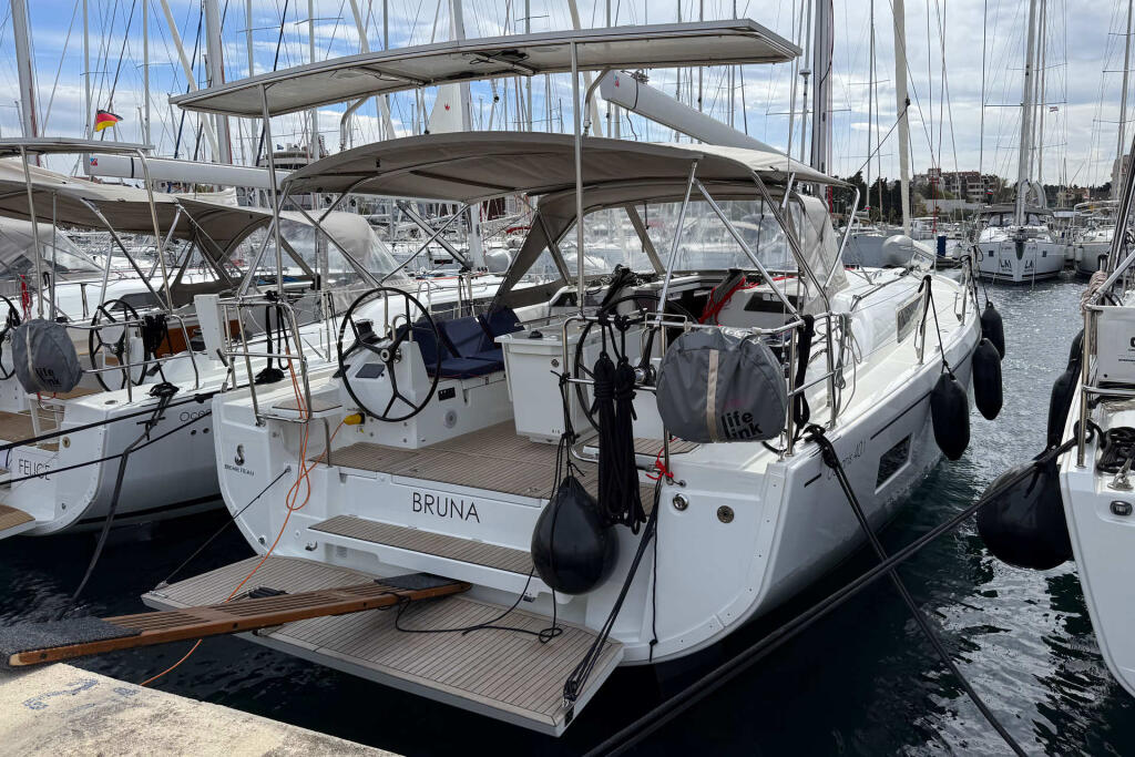 Sailing yacht 