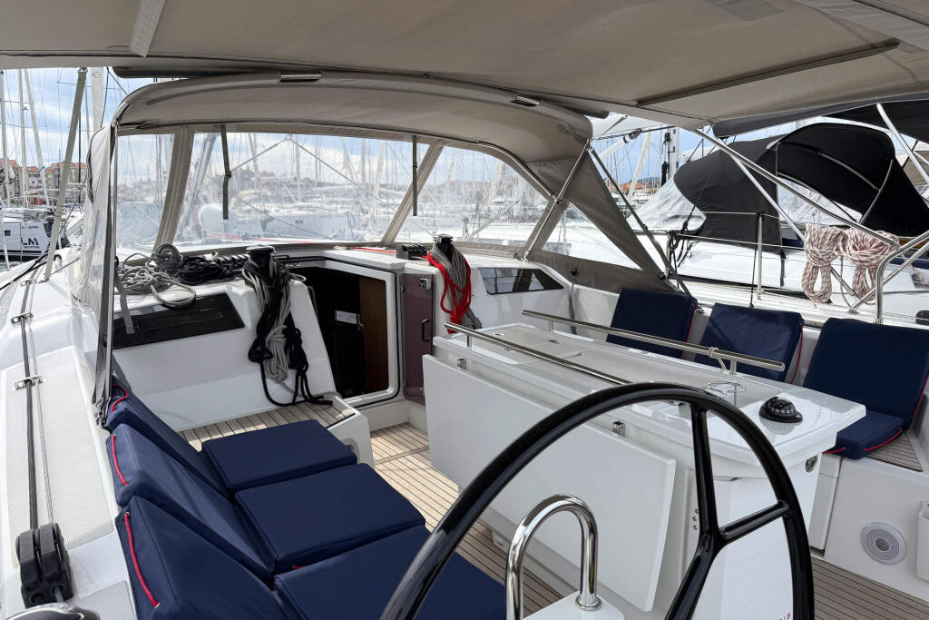 Sailing yacht 