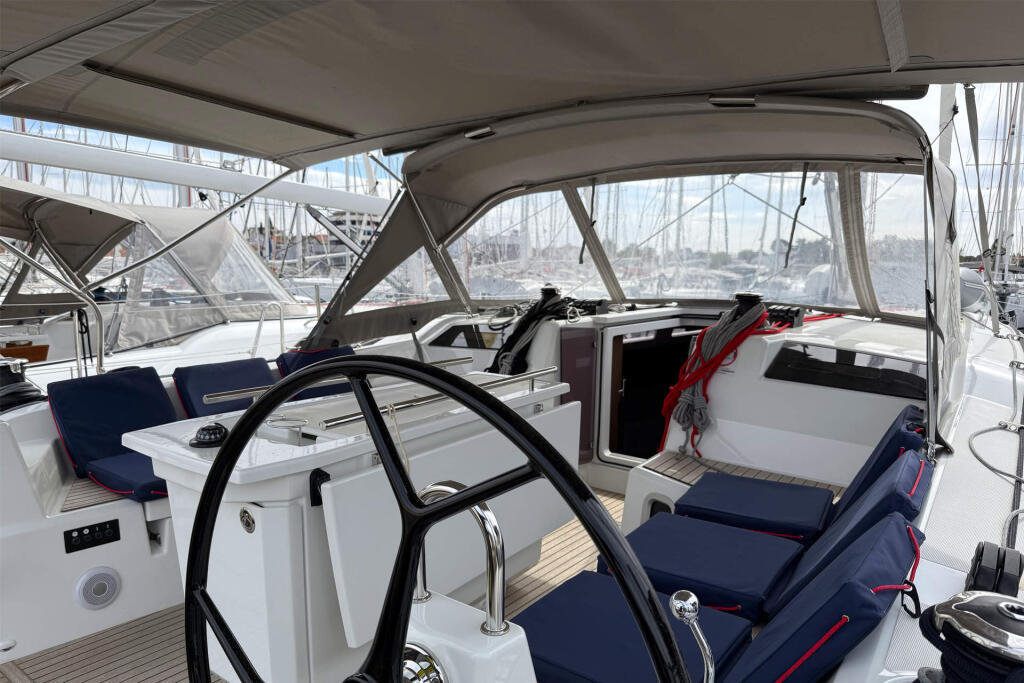 Sailing yacht 