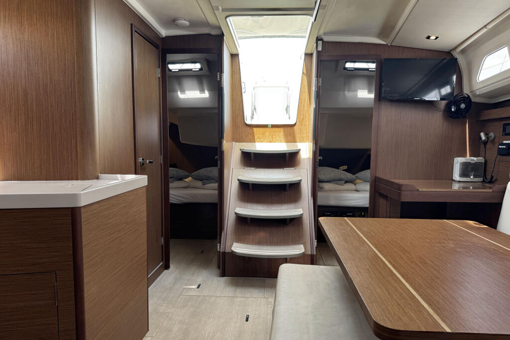 Sailing yacht 