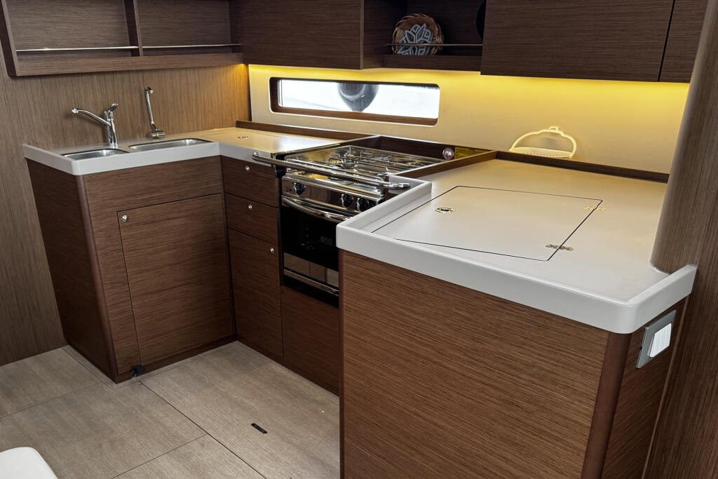 Sailing yacht 