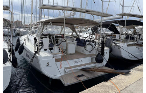 Sailing yacht 