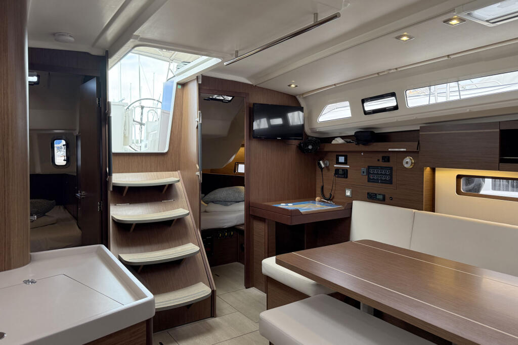 Sailing yacht 