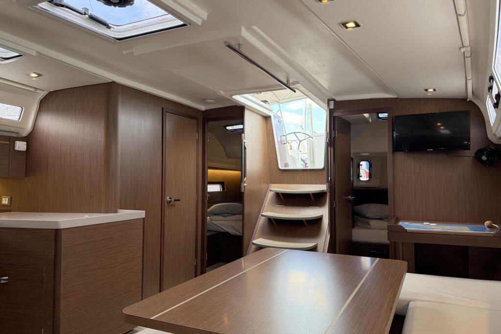 Sailing yacht 