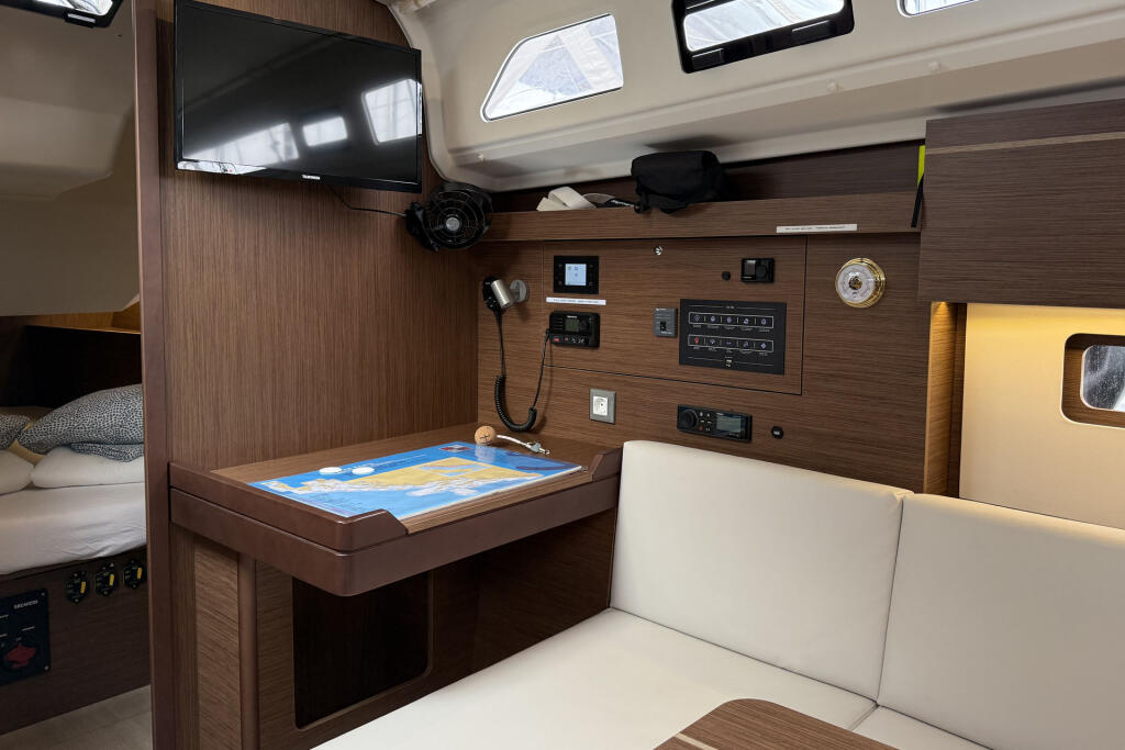 Sailing yacht 