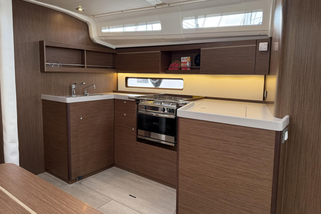 Sailing yacht 