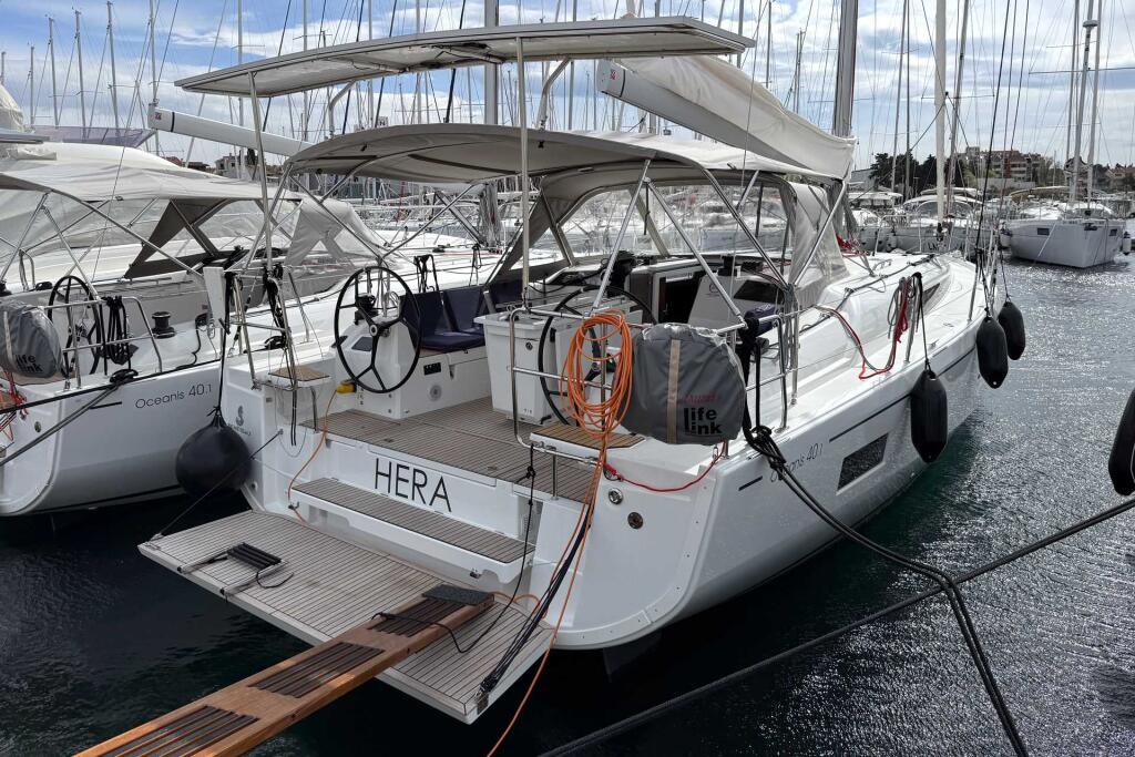 Sailing yacht 