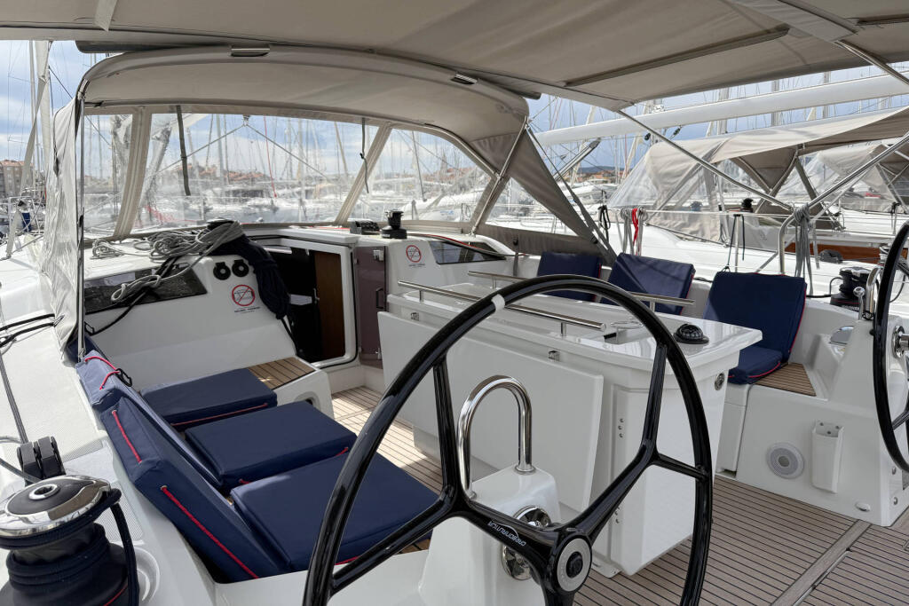 Sailing yacht 
